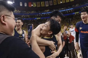 必赢体育app下载-关键助攻！徐杰全场12投4中，三分7中0砍下8分2篮板4助攻